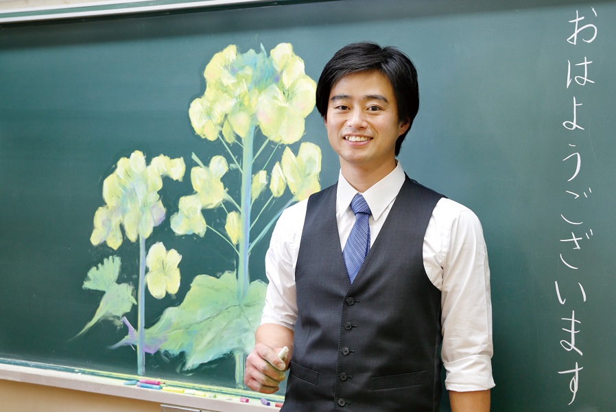 黒板アートが引き出す子どもの探求心 卒業生 上野広祐さん アオガクプラス