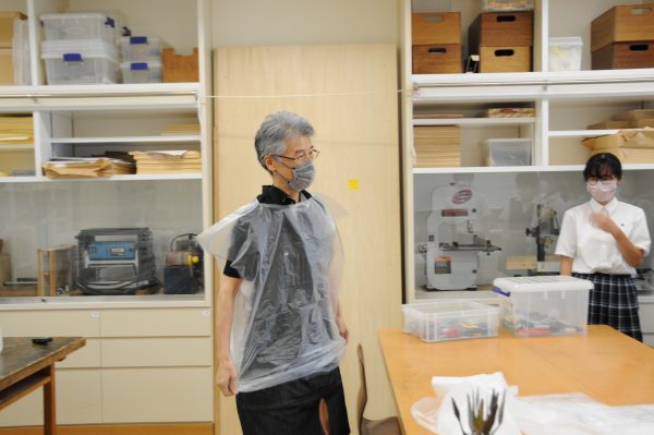 Mr.Tsutsui_wearing_apron