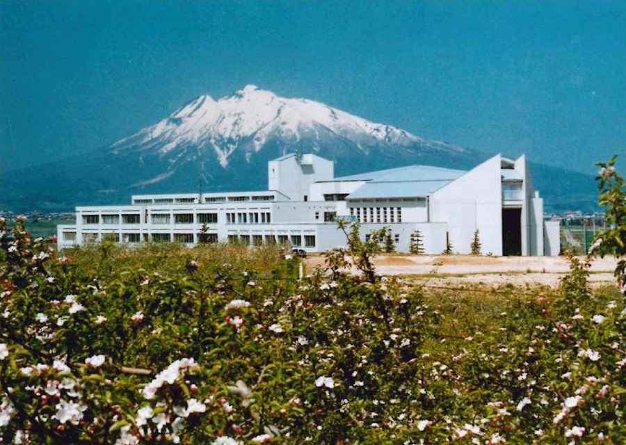 東奥義塾（現在）後ろが岩木山（津軽富士といわれる）