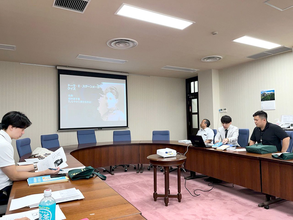ペアごとに人物についての発表を行った